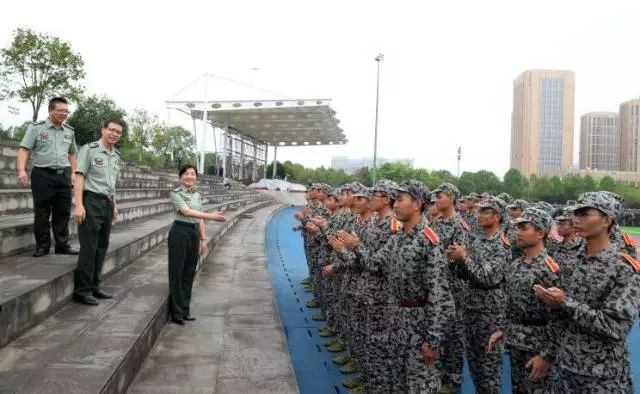 軍訓重慶大學領導和中國人民解放軍陸軍工程大學通信士官學校校長看望