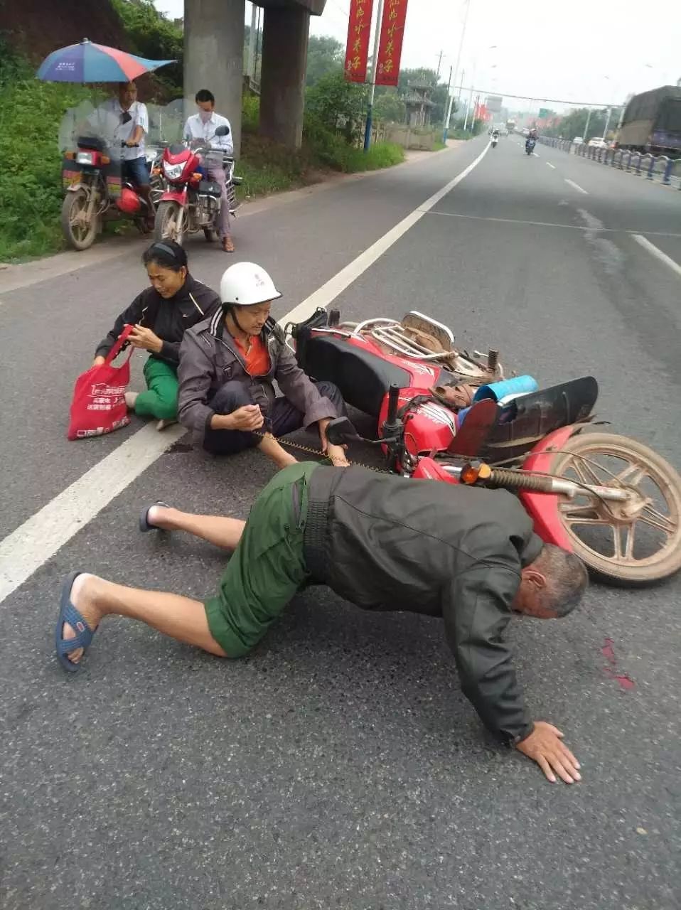 我駕駛倆輪摩托車,被騎電瓶車的橫穿馬路撞倒受傷,請問他應該負責任嗎