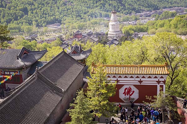 據傳為文殊菩薩道場,即文殊居住處,故又名真容院,大文殊寺;為五臺山