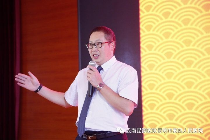 赛前张秉坤副院长谈了自己对"有文化的医生"的理解:医疗技术必须依托