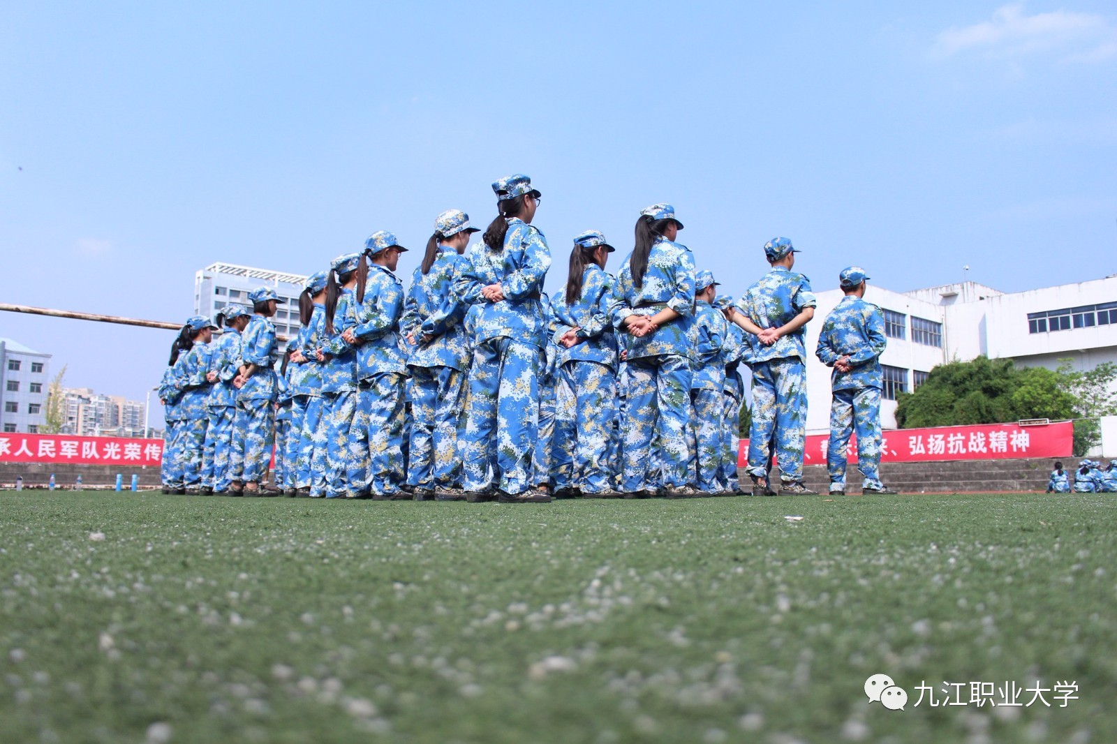 喜歡拿著相機到處走走拍拍嗎在大學校園的教室,操場,圖書館隨手一拍都