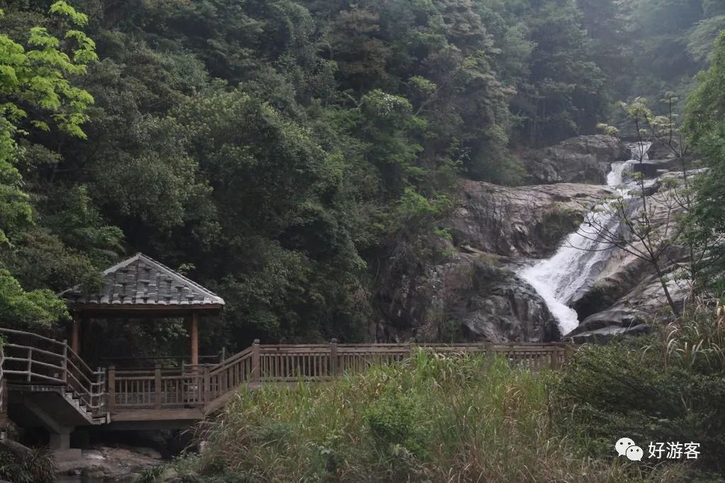 早上7點半起床後早晨後8點出發前往建武平縣梁野山景區,遊覽到達