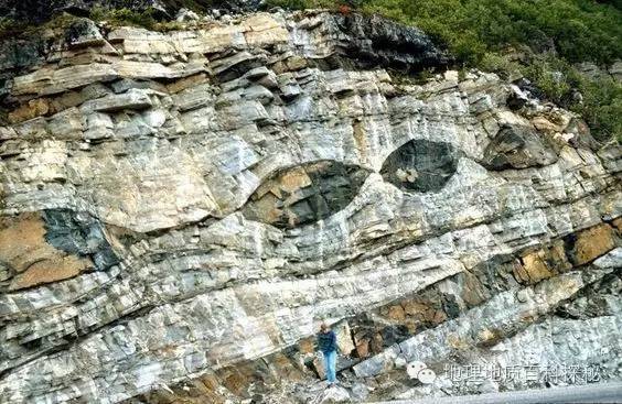 15加拿大霍恩比島上被海浪和潮汐侵蝕而成的地貌.