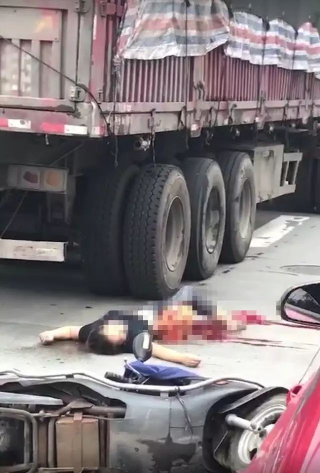 泰州一女子被货车拦腰碾过,当场血流一地,连内脏都流出来了