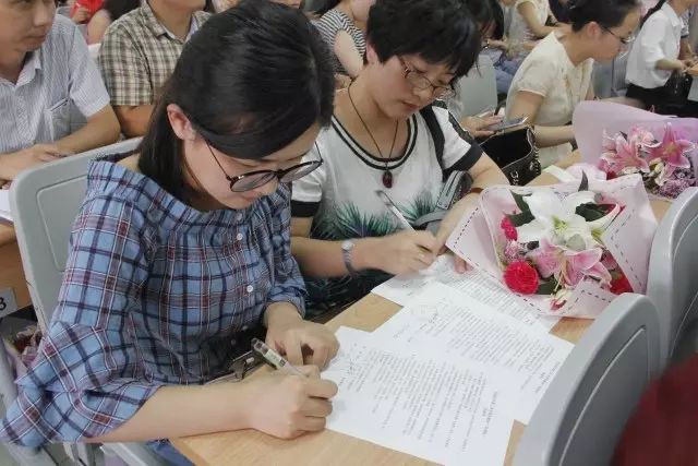 导师代表张晓华老师和徒弟代表丁明慧老师,姜丹老师,冯泰一老师分别