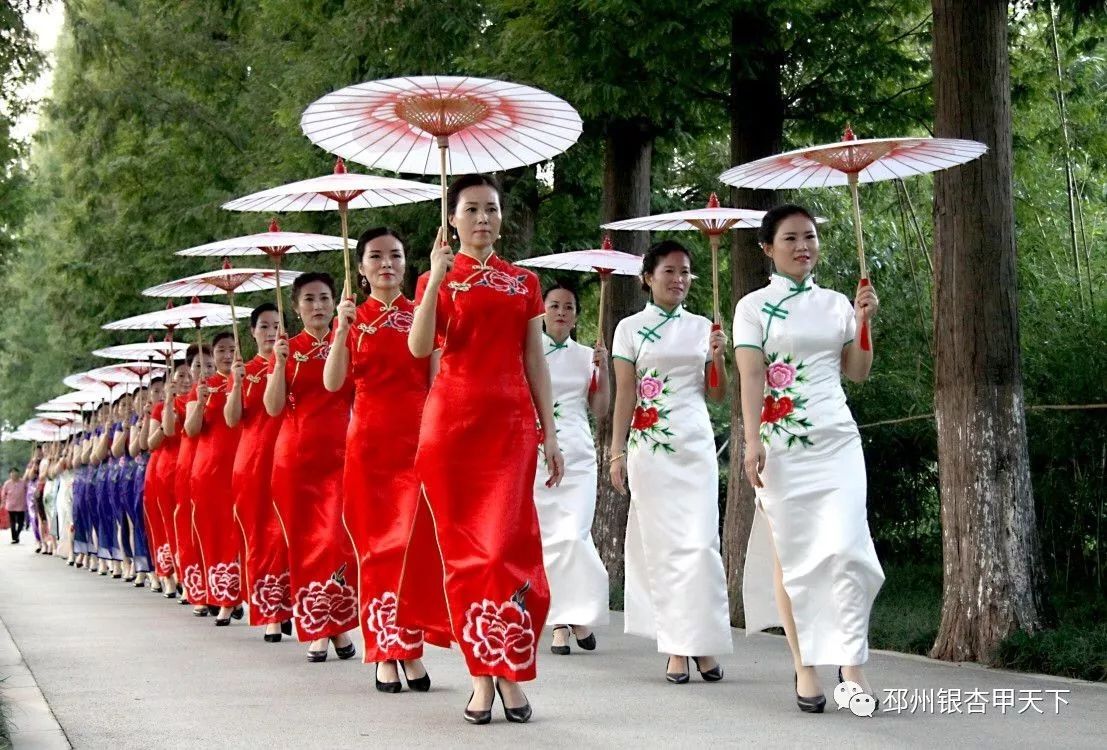 旗袍佳人漫步桃花島走出了邳州優雅氣質