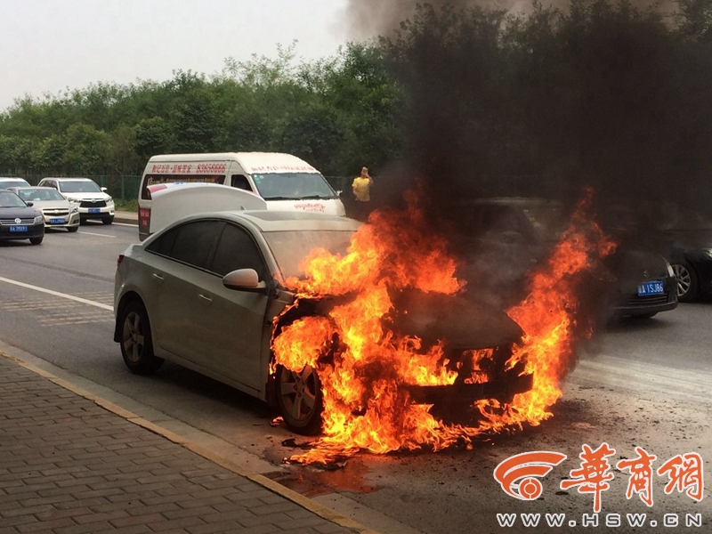 西安早高峰南三環汽車自燃 司機向路人求救