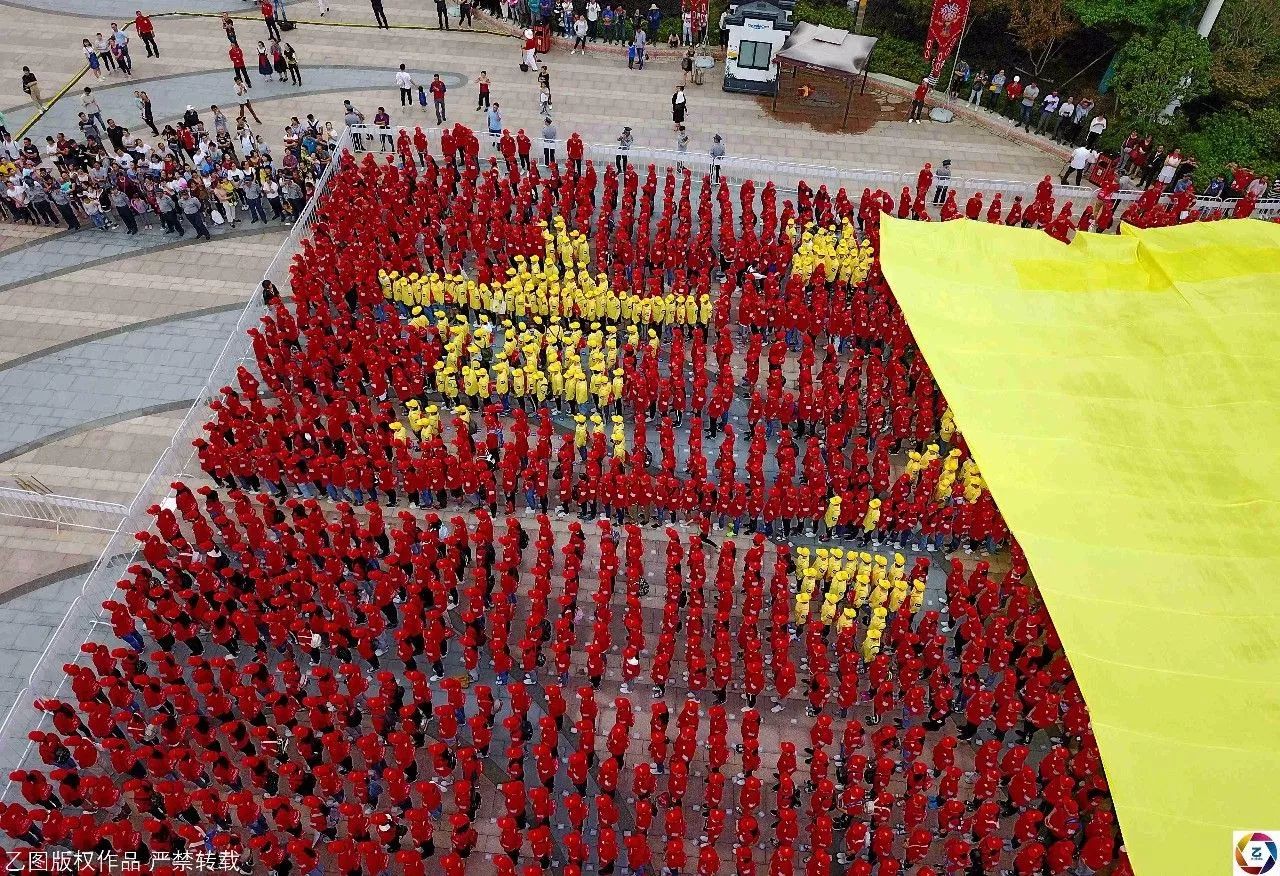 3750人拼出中国最大国旗成功挑战基尼斯