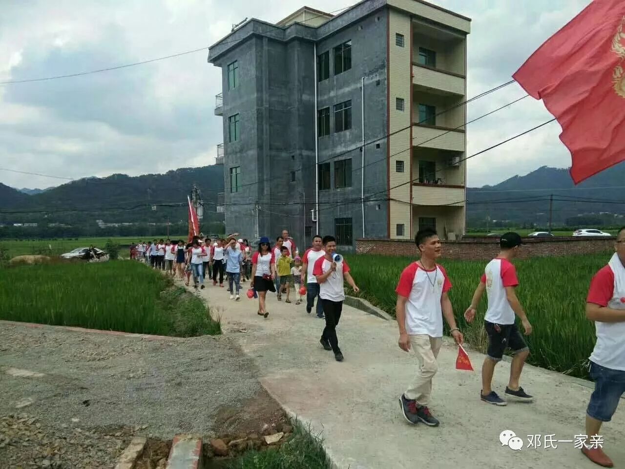 行动为先滋润心田邓氏家族团队梧州夏郢公益爱心行