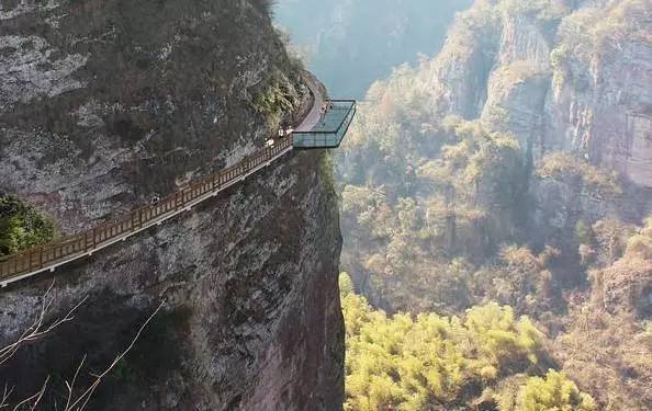 浙江新昌穿岩十九峰景区玻璃栈道