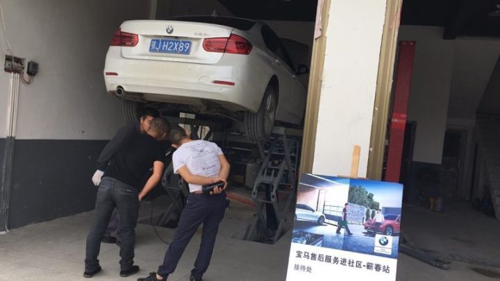 黃岡寶馬售後專業技師們為到達現場的bmw車輛進行認真檢查檢測並對有