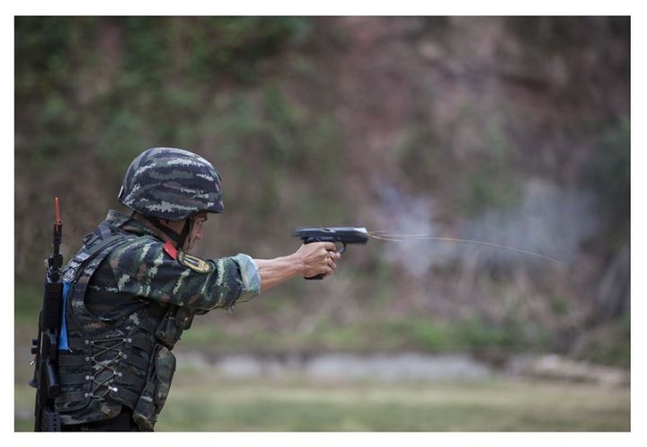 在不同距离步(手)枪限时快速射击科目中,特战队员要在60秒时间内,从