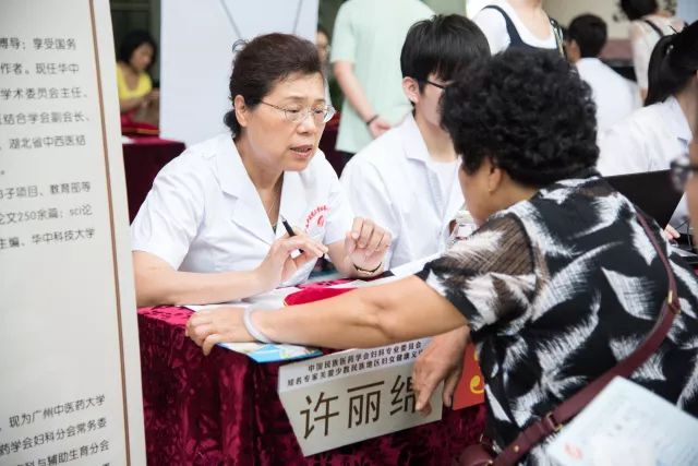 妇科主任,中华中医药学会妇科分会常务委员兼秘书长许丽绵教授在义诊