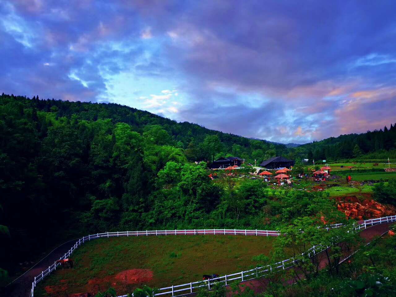 张家界禾田居山谷图片