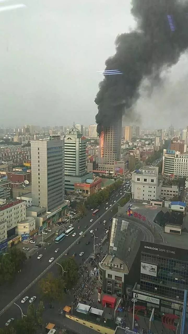 地处潍坊市奎文区东风街与四平路口的潍坊中国联通大厦突发火灾