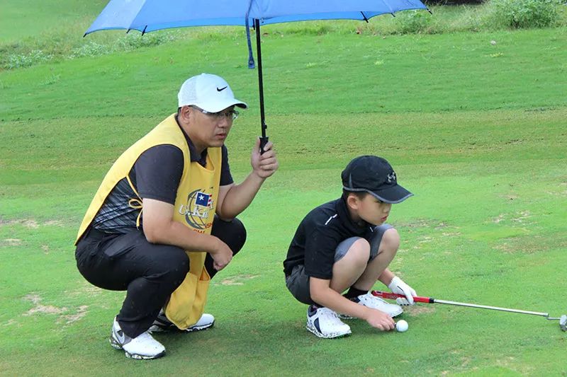 uskg(东部)9月例赛雨中开球 徐诗雯夺9-12岁组冠军