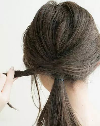 step1:右侧头发预留一部分,剩下头发在脑后扎一个松松的马尾