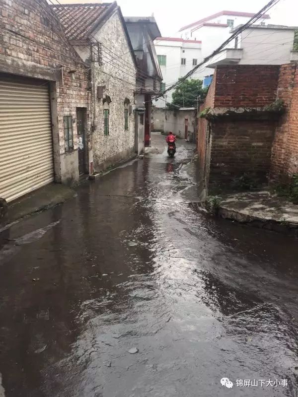 報料||龍江鎮旺崗村螺墟大街路口地下汙水管道爆裂.