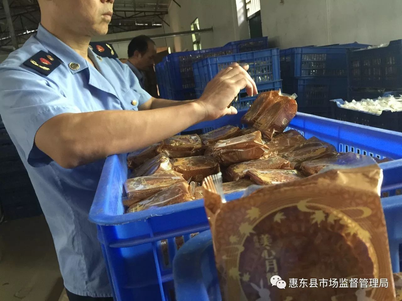 就会被爆出月饼黑作坊的消息比如去年东莞一家黑心月饼厂被查获更恶心