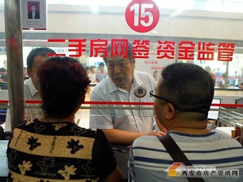 杨根民副局长进驻窗口当群众的"店小二"