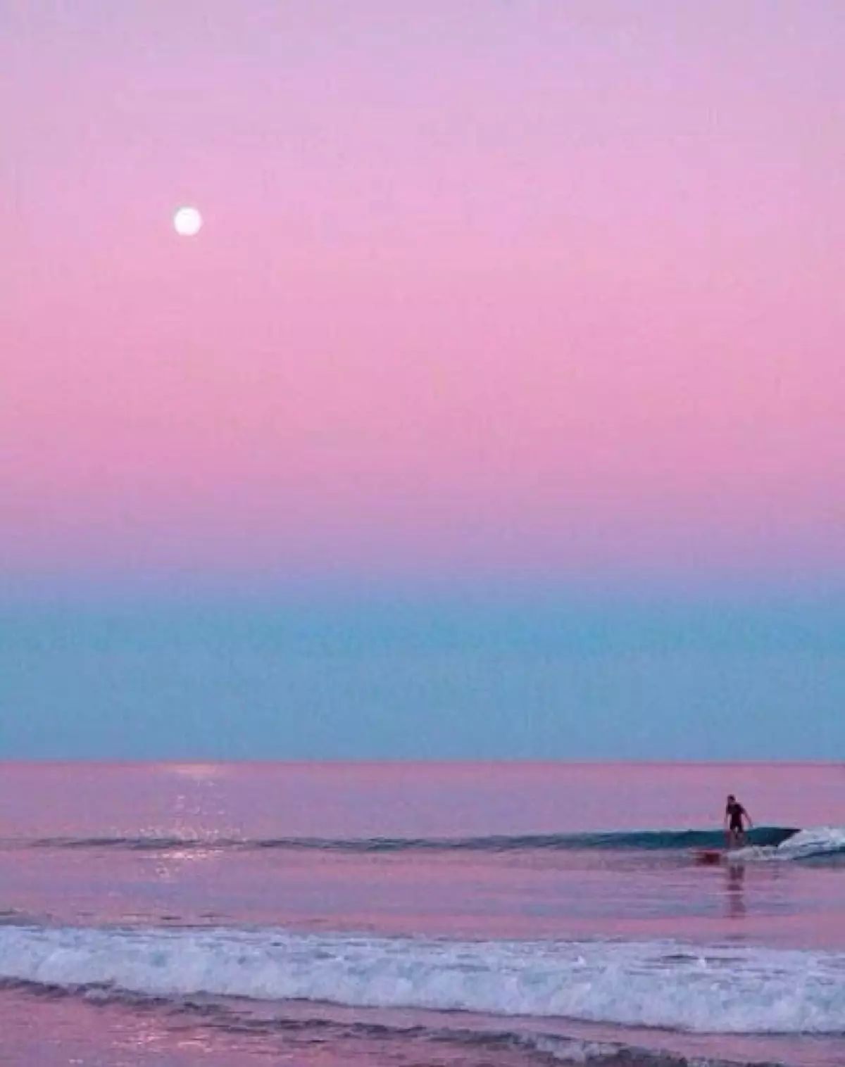 但是这里更吸引我的是充满少女心的粉色海滩,《加勒比海盗》剧照也让