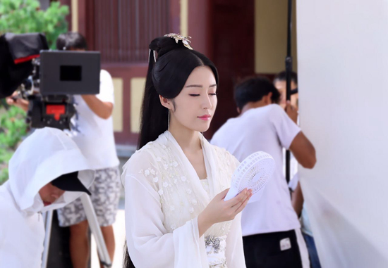 汤晶媚太古神王饰演白秋雪汤晶媚太古神王诠释高冷才女辗转多地历酷暑