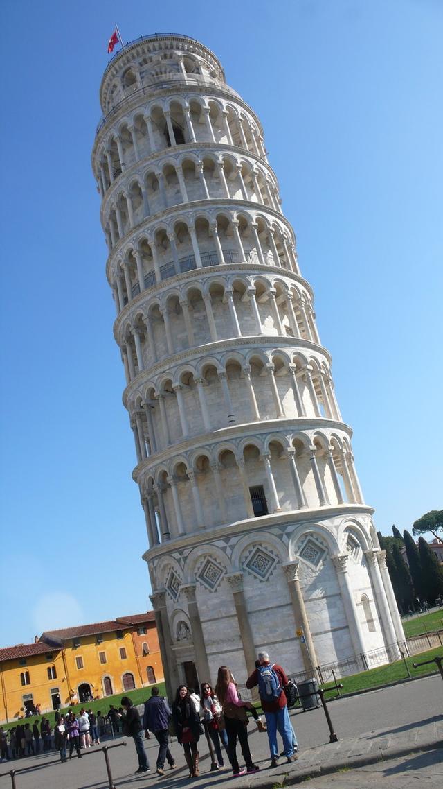 意大利比萨斜塔倾斜图片