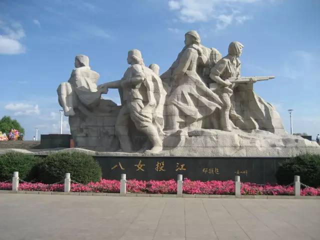 当地政府在八位烈士投江的林口县乌斯浑河岸边,建立了八女投江纪念碑