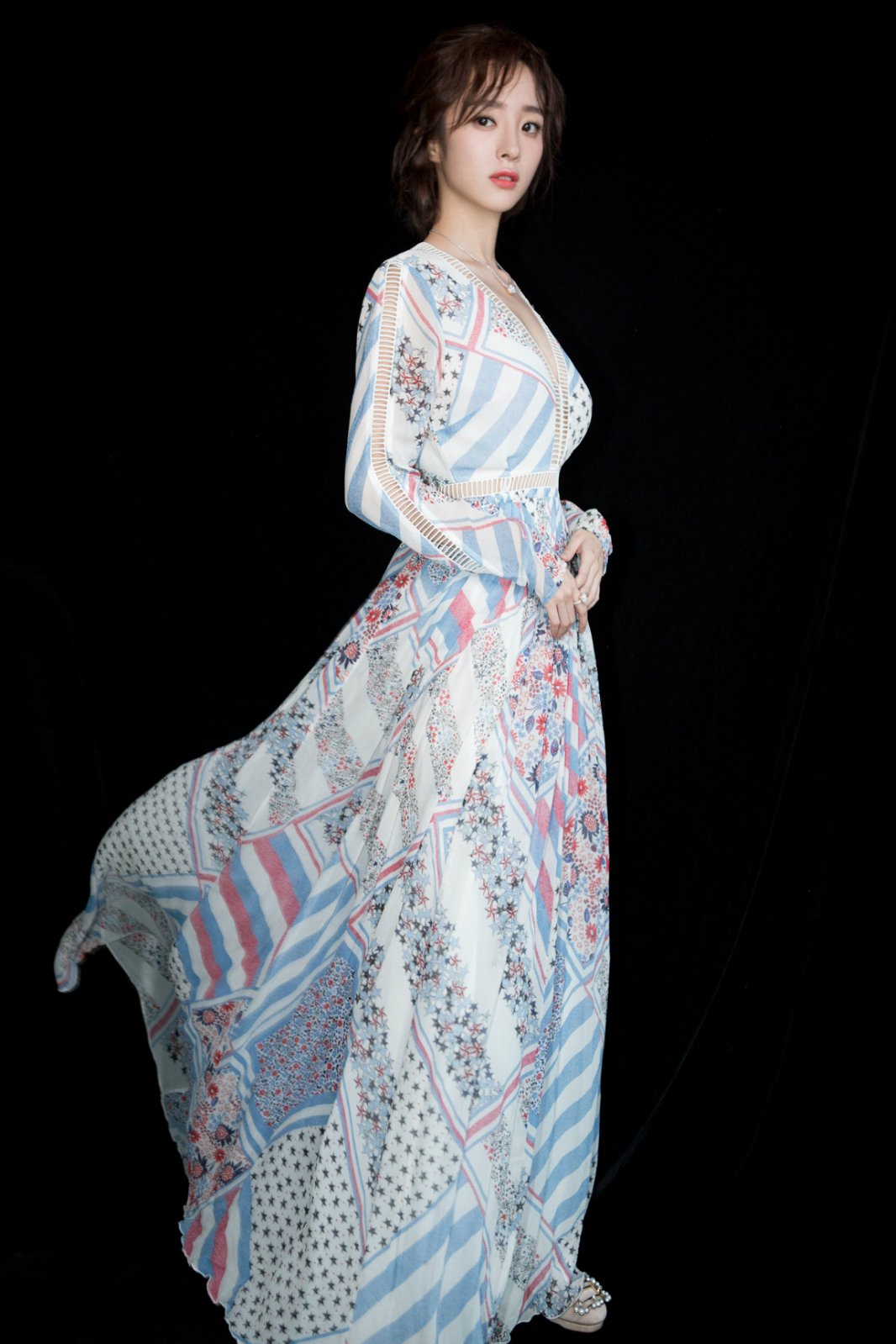 胡冰卿亮相bazaar150周年展 仙气长裙显优雅气质