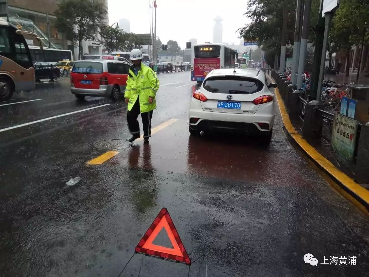 交警蜀黍提醒雨天路面湿滑,机动车和非机动车驾驶员在马路上要减速慢