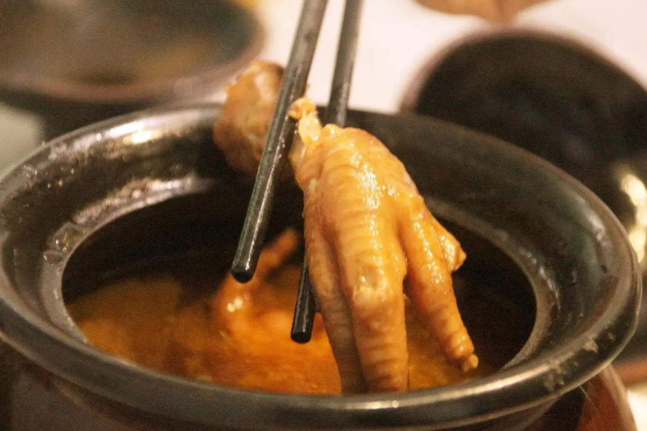 金汤煨凤爪是多种滋补中药在瓦罐中煨制长达4~6个小时尤其撸串不吃