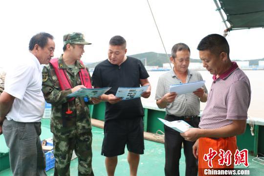 新闻 正文"东海开捕以来,浙江海警二支队辖区1万余艘渔船在海上作业