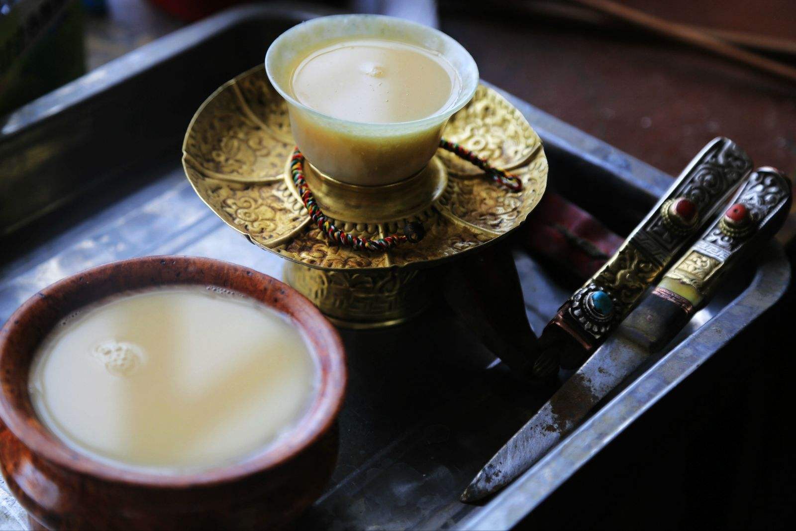 酥油茶来到拉萨,来到了布达拉,怎能不尝尝地道的西藏美食呢!