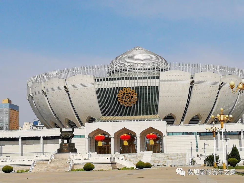 這是寧夏博物館,方方正正的建築;旁邊大劇院則是圓形建築,像一朵蓮花.