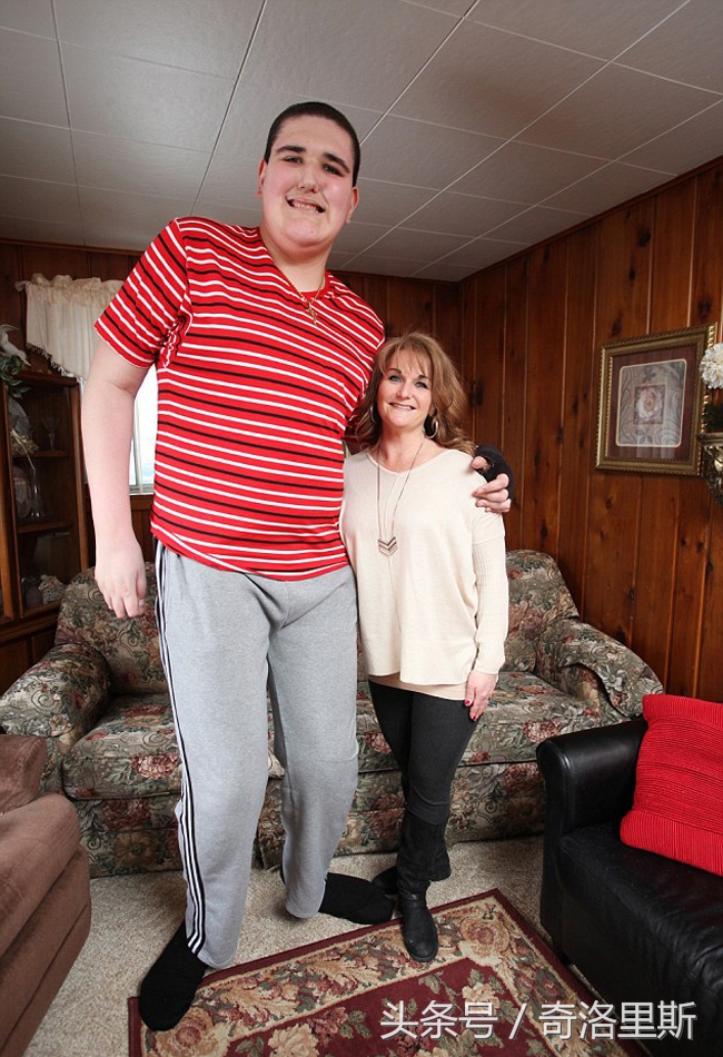 美国男孩患有巨人症才19岁身高已经23米对未来充满恐惧