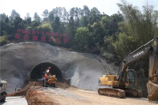 目前,我市先期开工段位于东源县,江东新区境内,分别为义合隧道,花坑