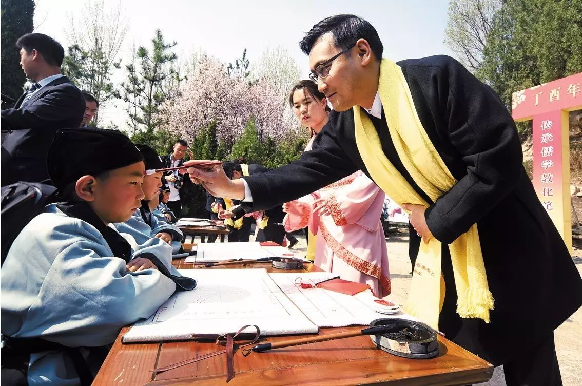 在"习礼尚贤·明德笃行—丁酉年学童启蒙开笔礼仪式现场,孔子七十