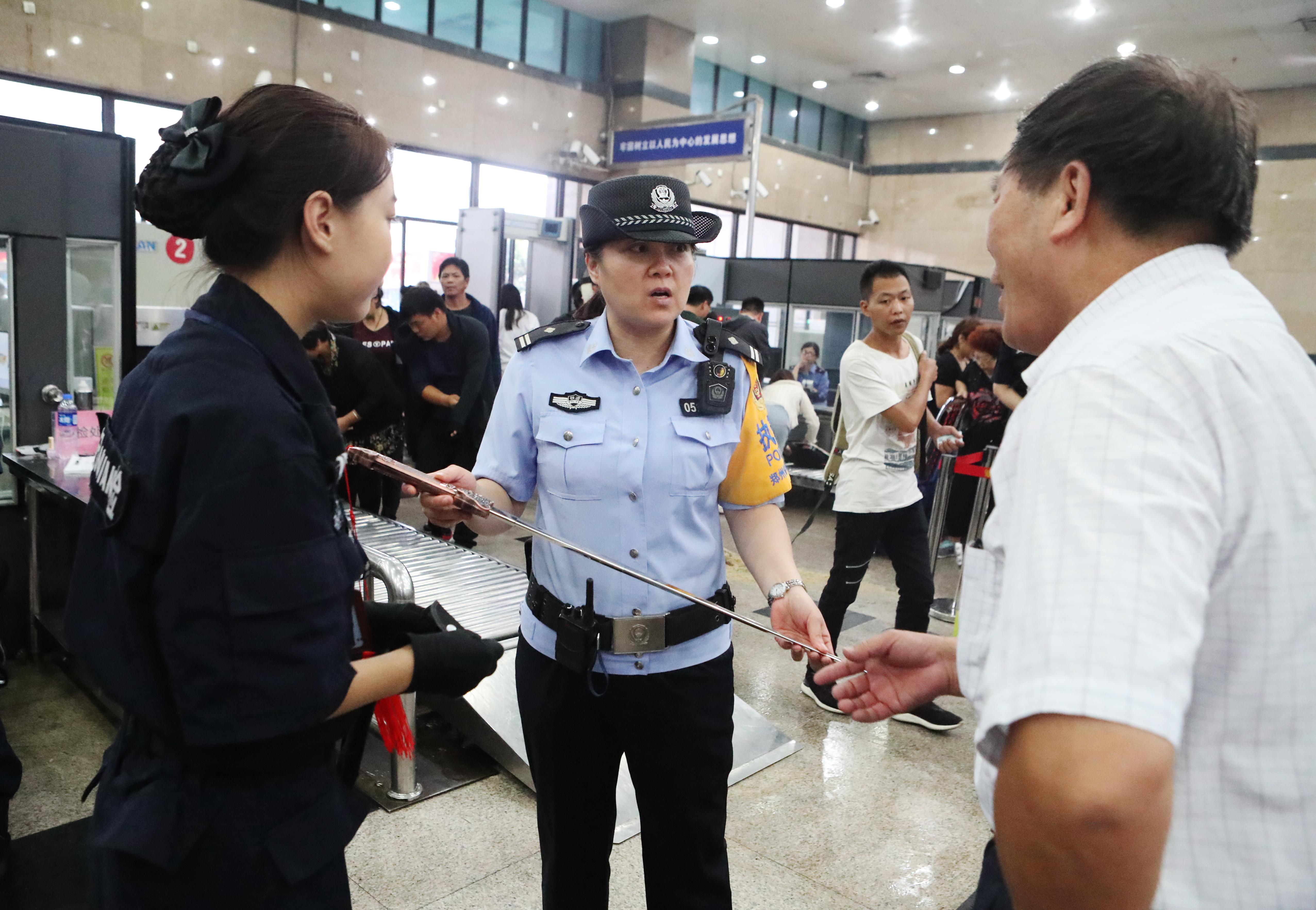 河南鄭州站派出所值勤二大隊民警在鄭州火車站第四候車大廳,組織乘坐