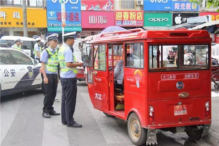 今天,平果这个路口的三马仔终于挨嘢了