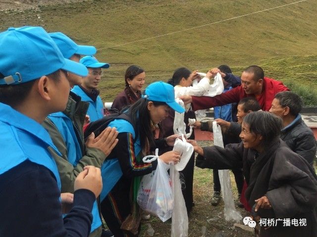 76歲的扎西旦措和兩個女兒,一個外孫居住在一起,眼瞎的老母親,重病的