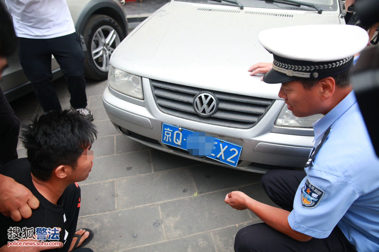 该车悬挂号牌为车辆原本号牌,但车牌固封螺丝被非法改装后变成可随手