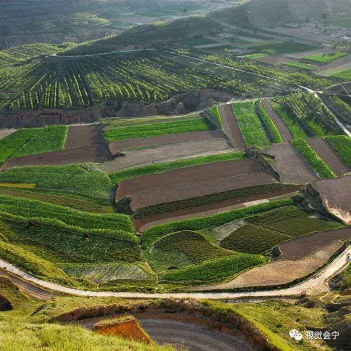 境內地勢東南高西北低,梁峁起伏,溝壑縱橫,祖厲河水倒流至靖遠入黃河