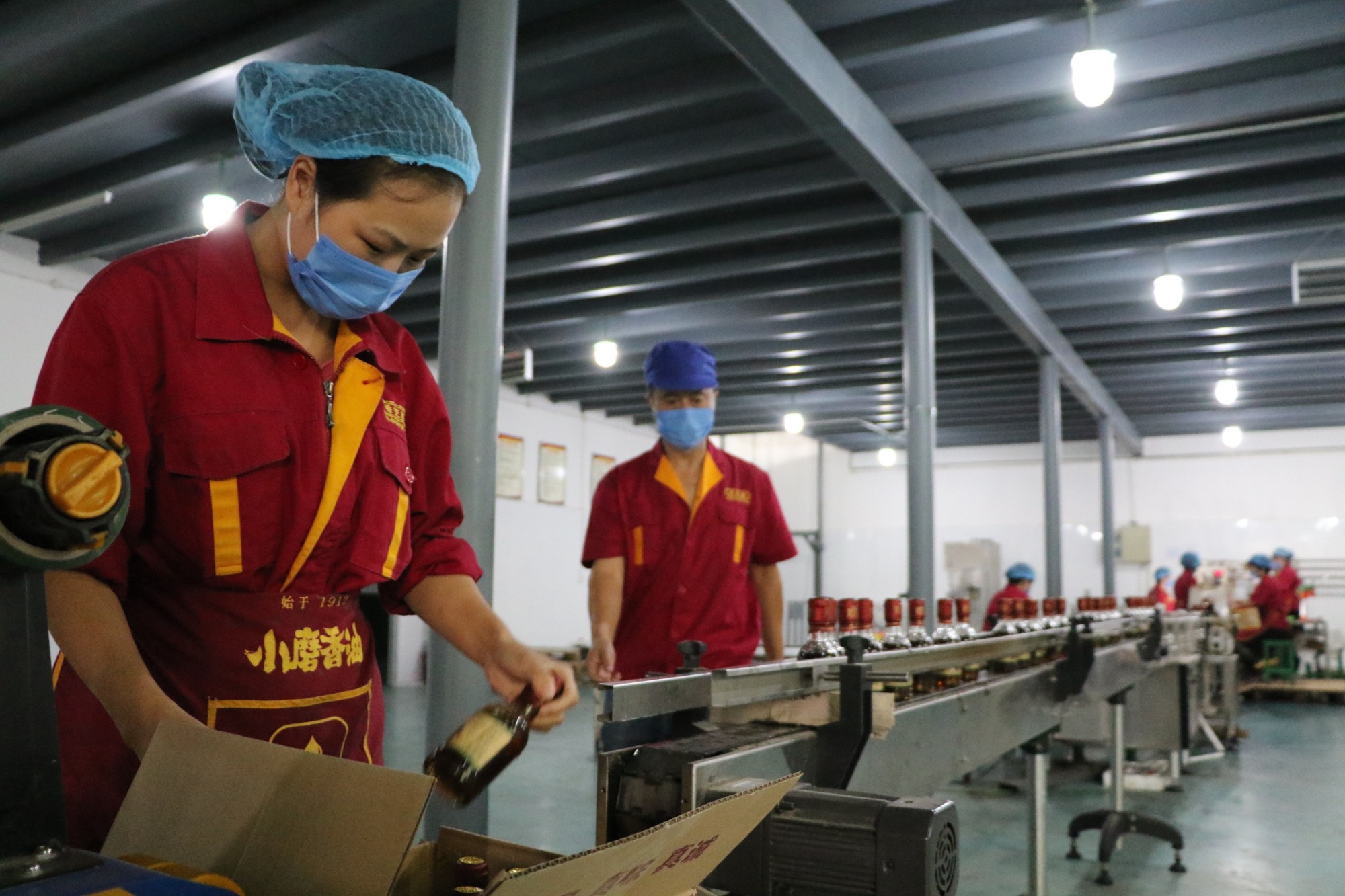 香芝廊调味食品有限公司包装车间工人正在忙碌着同年,我们公司年销售