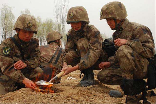 工兵鏟在我軍部隊裡面就被玩出了新花樣的一種典範了,我還為此寫了