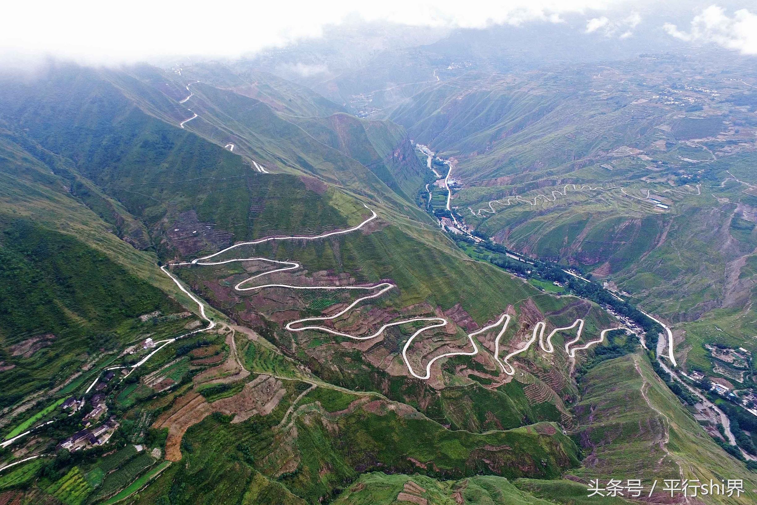 曲折的山路图片