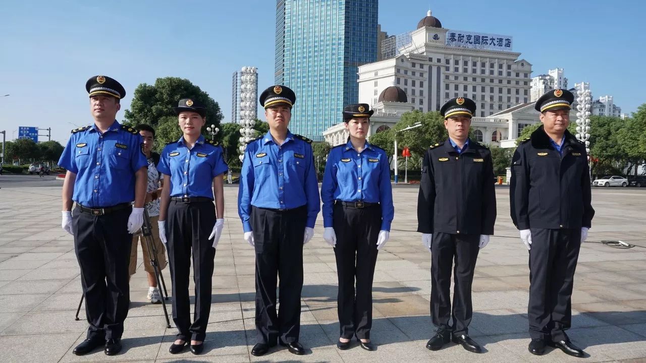 9月26日,江西省南昌市城管委在红谷滩新区世纪广场举行了全市城管执法