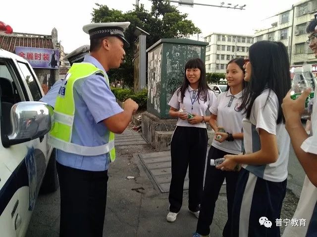 【创文】普宁三中团委"送水"支持文明交通志愿服务活动