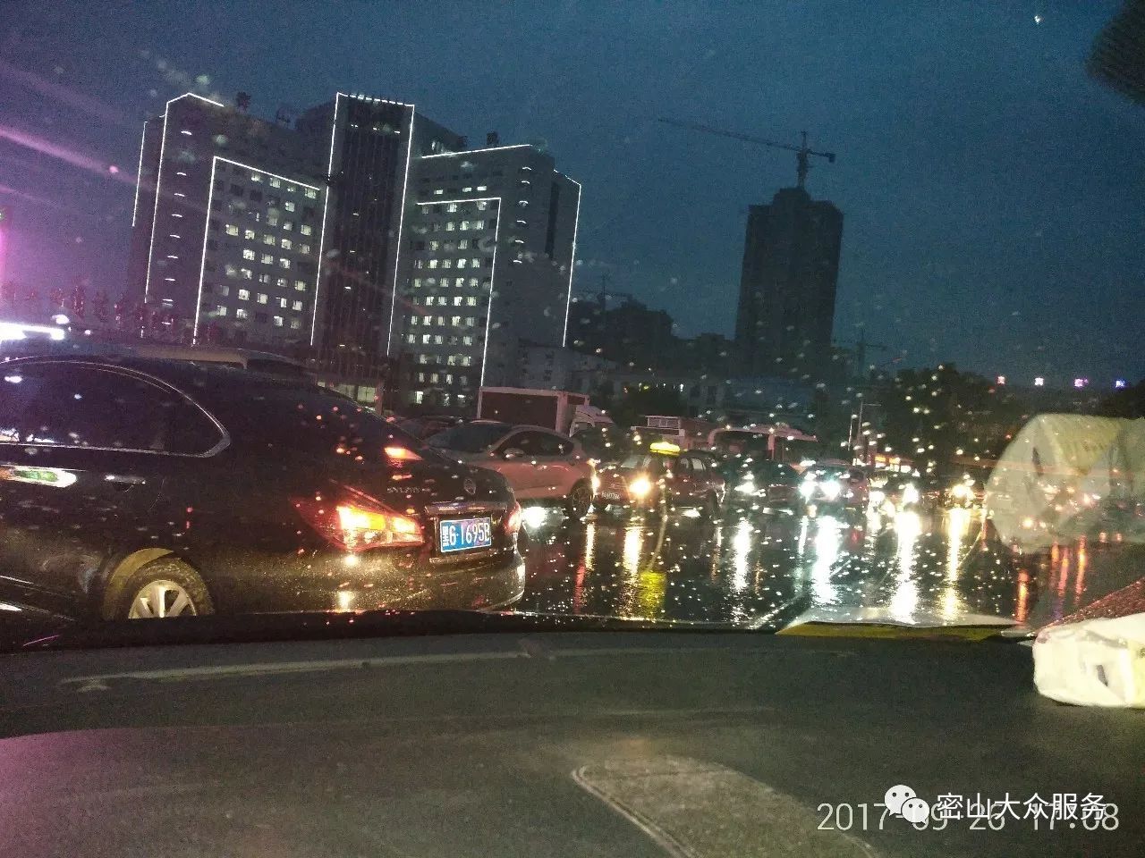 26日晚下班高峰期,由於車多下雨,司機都謹慎行駛,東轉盤附近堵車嚴重!