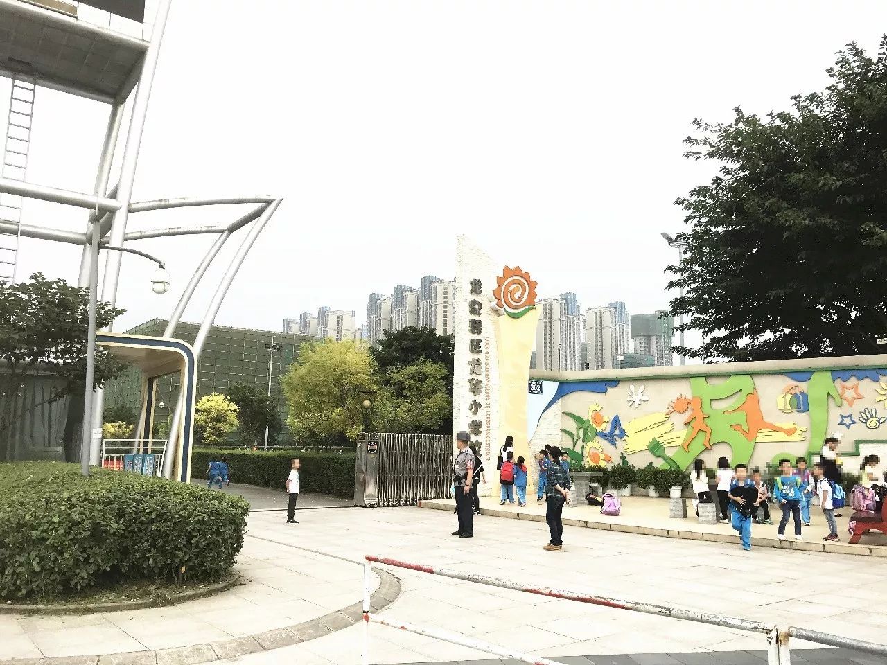 龙华小学成都市航天中学日前,成都商报记者走访3号宗地周边看到,地块