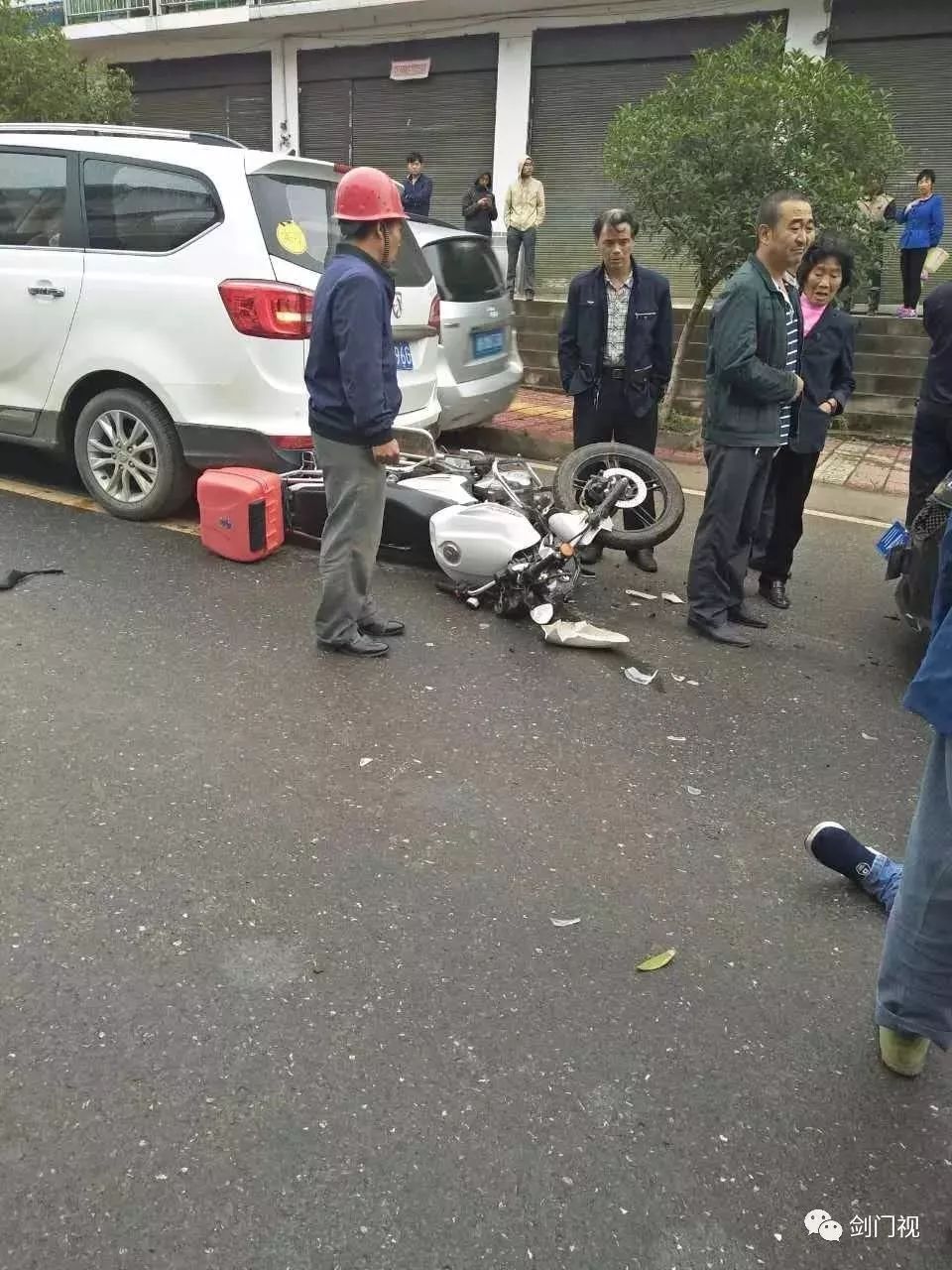 【突发】汉阳一路段发生车祸,一人死亡